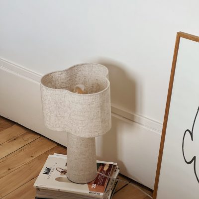 Lampe poser Rosa en toile beige en forme de trefle