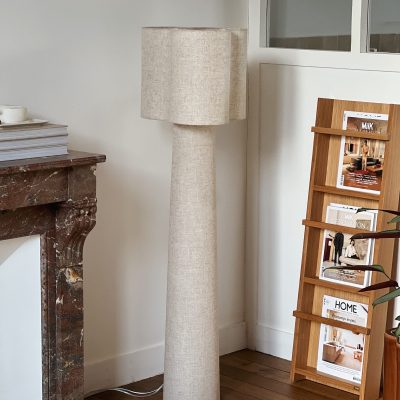 Lampadaire en toile beige en forme de trèfle